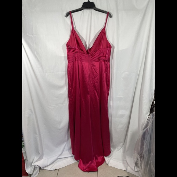NWD IEENA for MAC‎ DUGGAL [ 14 ] Satin Ruched Trumpet Gown In Fuchsia - Picture 9 of 12